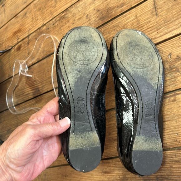 TORY BURCH Black Patent Leather Ballet Flats with Gold Logo sz 6.5 - Picture 7 of 12